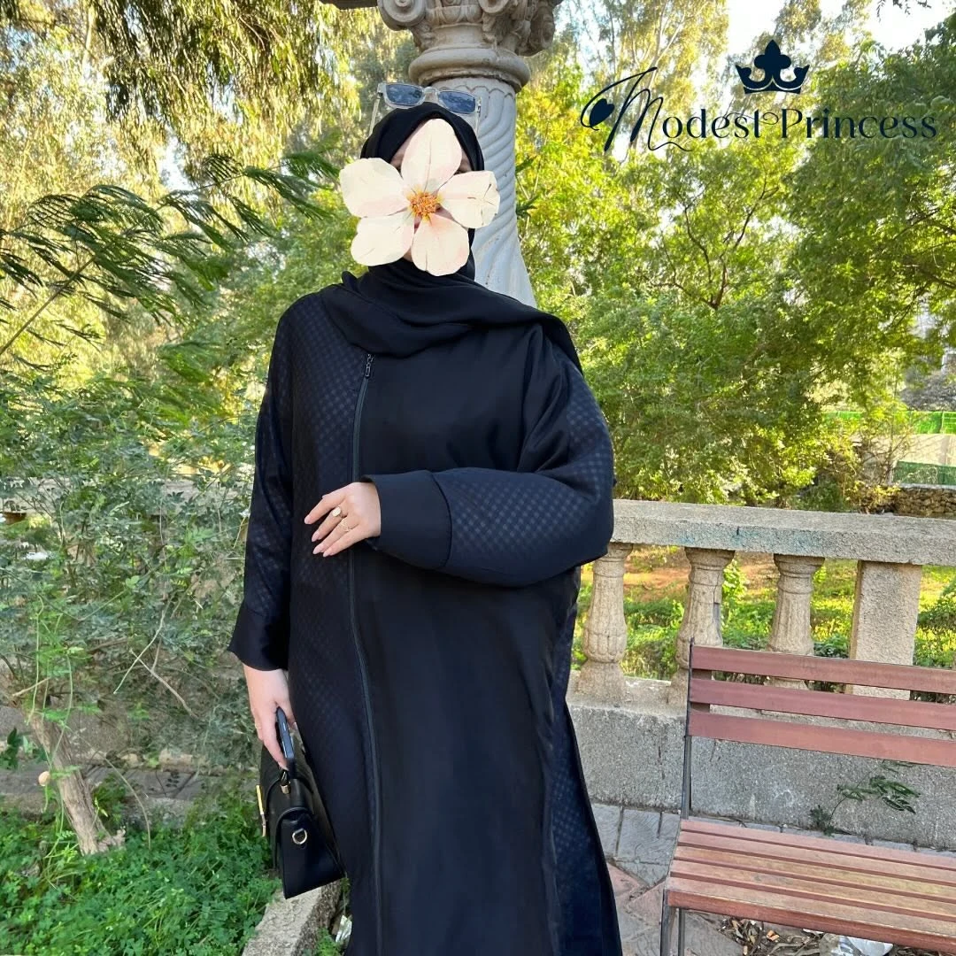 عباية أنيقة سوداء، صورة حقيقية كاملة
