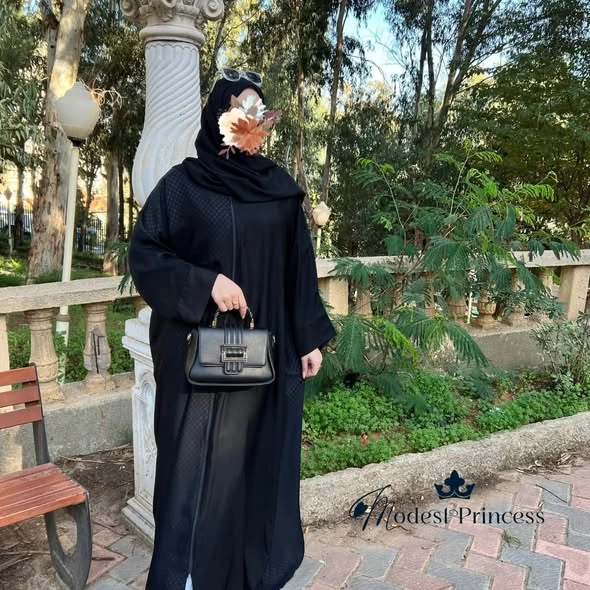 تفاصيل عباية أنيقة